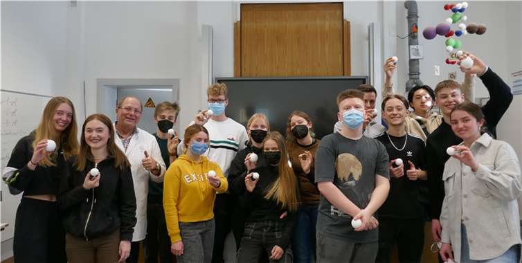 Stolz zeigen die angehenden Abiturienten ihre Schaumstoffkugeln.  Foto: privat