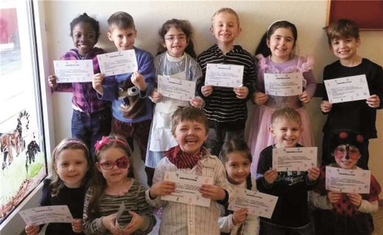 Stolz zeigen die angehenden Schulkinder der Kindertagesstätte St. Albert ihre Zahlenführerscheine. privat