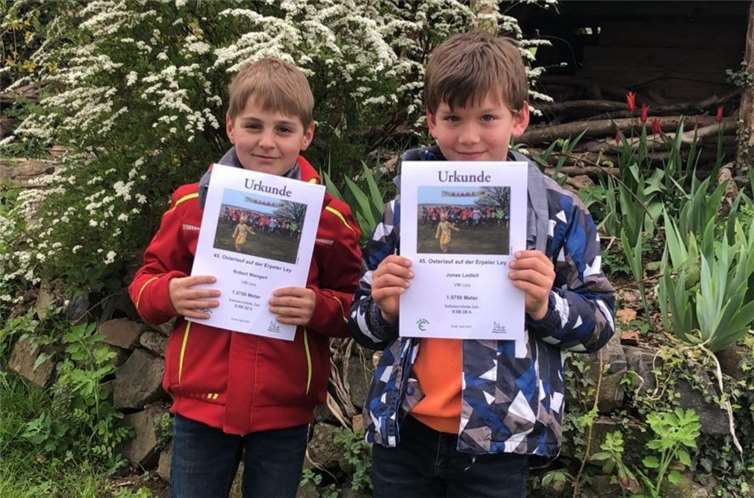 Stolz zeigen die erfolgreiche Läufer ihre Urkunden.