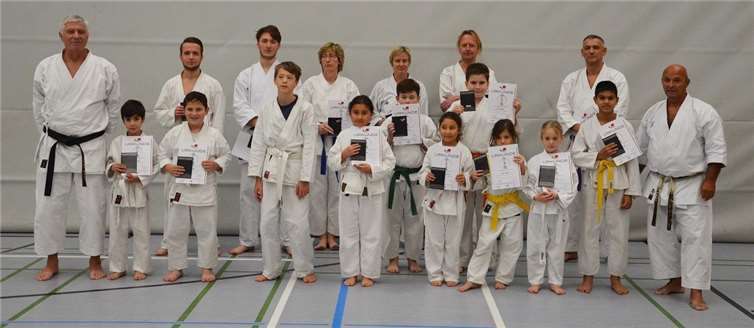 Stolz zeigen die erfolgreiche Prüflinge ihre Urkunden. Foto: Ruth van Nahl (Budokan Linz e.V.)