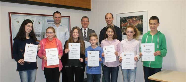 Stolz zeigen die jungen Mathematiker ihre Urkunden.privat