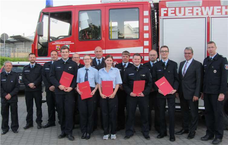 Stolz zeigen die neu ernannten Feuerwehrleute ihre Urkunden.privat