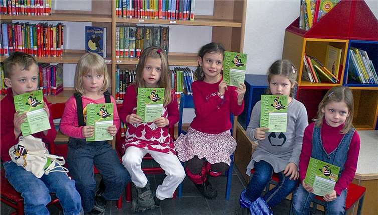 Stolz zeigen einige der Kinder den erworbenen Bibliotheksführerschein. privat