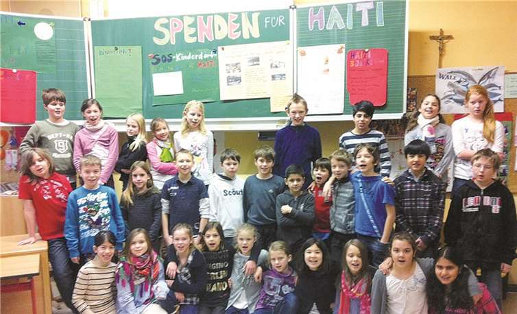 Stolz zeigen sich die Kinder der Klassen 4a und 4b über ihre Spende für die Waisenkinder in Haiti, über deren Schicksal sie sich vorab gründlich informiert hatten.privat