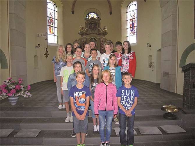 Stolz zeigen sich die neuen Müllenbacher Messdiener in der Pfarrkirche. Sie freuen sich auf ihren wichtigen Dienst für die Pfarrei.privat