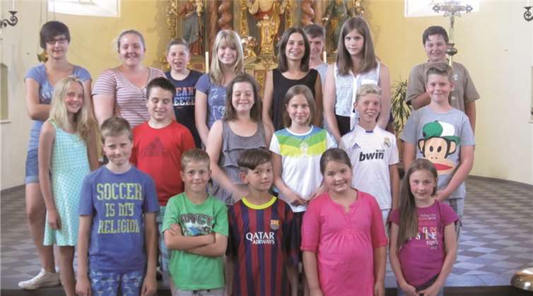 Stolz zeigen sich die neuen Müllenbacher Messdiener in der Pfarrkirche. privat