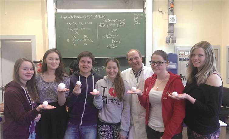 Stolz zeigen (v.l.) Sarah Thiel, Sonja Lichtenberg, Marius Mrosek, Anna Lopatina, Verena Moll und Lena Schnepper ihre Schaumstoffkugeln.  Privat