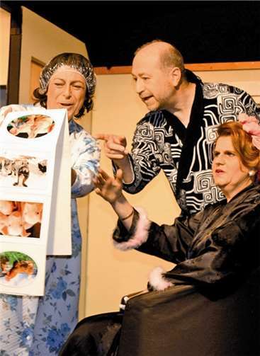 Stolz zeigt Bäuerin Rosalind dem Geistlichen und der adligen Privatpatientin Fotos von ihren Hof-Lieblingen. DL