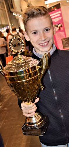 Stolz zeigt Enrico Förderer seinen Pokal.