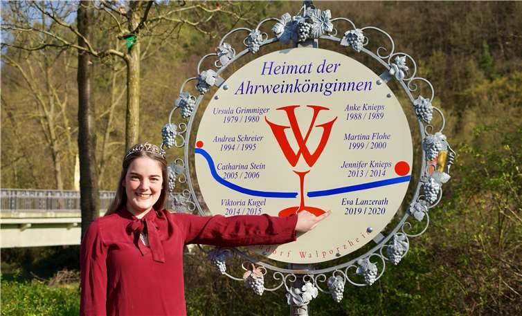 Stolz zeigt Eva Lanzerath das „Ahrweinköniginnen“-Schild, auf dessen nun auch ihr Name steht. Foto: KG