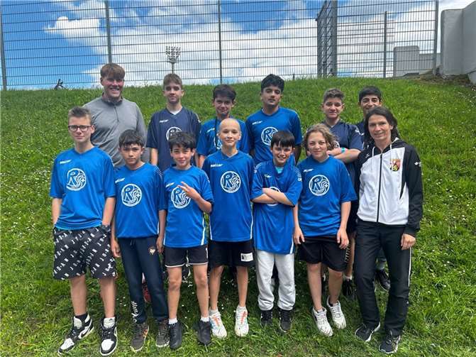 Stolz zeigt sich das erfolgreiche Team der Untermosel, eingerahmt von den Sportlehrern Philipp Meyer (li.) und Sandra Keller (re.). Quelle: Realschule plus und FOS Untermosel