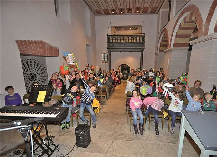 Stolz zeigte die Kinder bereits beim Gottesdienst ihre hübsch anzusehenden Laternen.