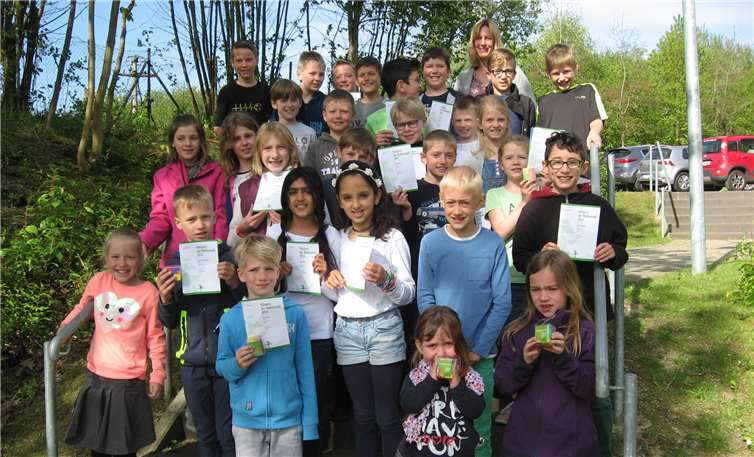 Stolz zeigten die Kinder ihre Preise und Urkunden. privat
