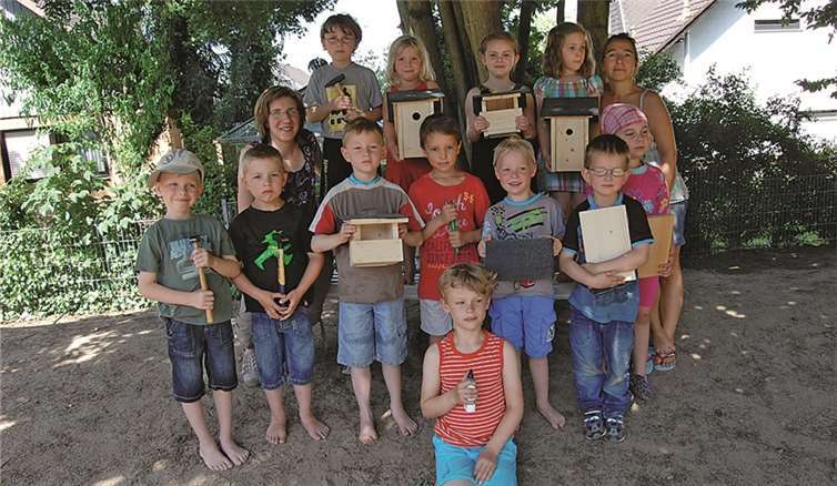 Stolz zeigten die Kinder ihre selbst gezimmerten Nistkästen. privat