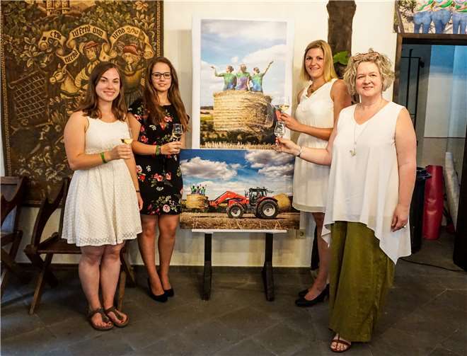 Stolz zeigten sich die ehemaligen Weinrepräsentantinnen gemeinsam mit der Künstlerin vor ihrem Werk.