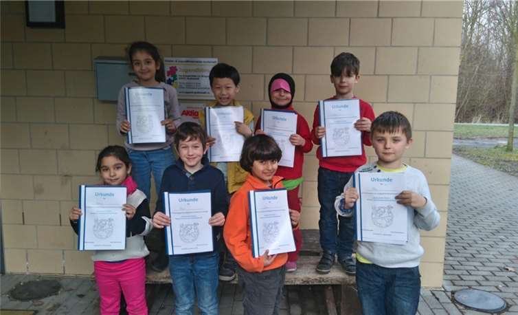 Stolz zeigten sich die teilnehmenden Grundschüler über ihre tollen Urkunden. privat
