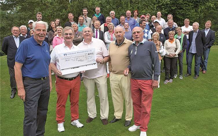 Stolze 15.425 Euro an Spenden brachte das erste Rudi Altig Charity-Golfturnier auf dem 18-Loch Meisterschaftsplatz des GLC Bad Neuenahr ein. Die Mitorganisatorin Manfred Gangnus, Hans-Stefan Steinheuer, Alfons Rieksneuwöhner und Walter Möhren enterten stolz den Scheck. JOST