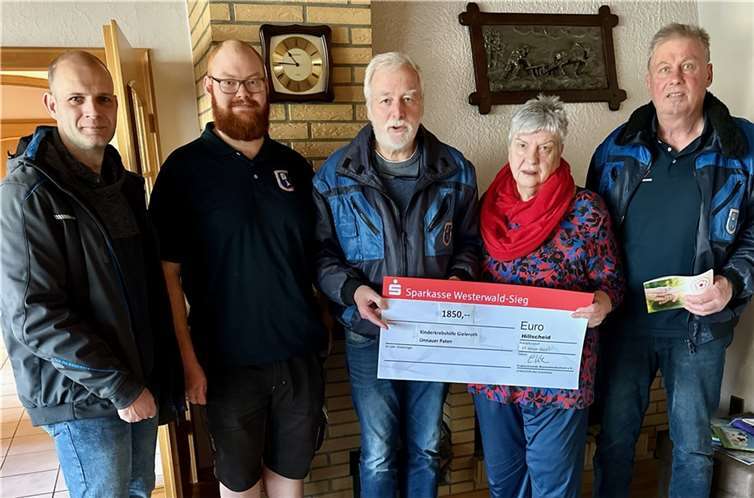 Stolze 1850 Euro wurden vor Ort von Rainer Seidel, Marius Wetzel und Eckhard Kilian von den Traktorfreunden Kannenbäckerland, sowie Stefan Fockmann von der DLRG an die 1. Vorsitzende Jutta Fischer in Gieleroth übergeben.  Foto: privat