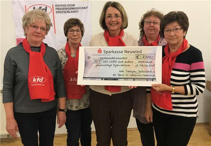 Stolze 2.300 Euro konnte die kfd Vettelschoß durch Uhlesessen und Adventsbasar erlösen. Foto: privat