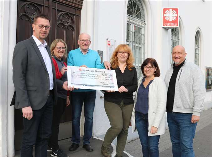 Stolze 5073,78 Euro konnten an die Verantwortlichen der Caritas übergeben werden. Foto: privat