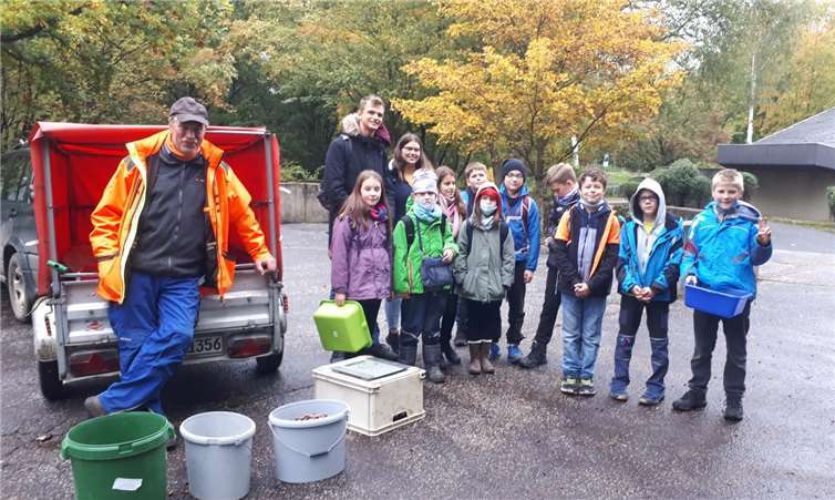 Stolze 65,5 kg gesammelte Eicheln erhält Forstaufseher Wolfgang Seidel.Fotos: privat