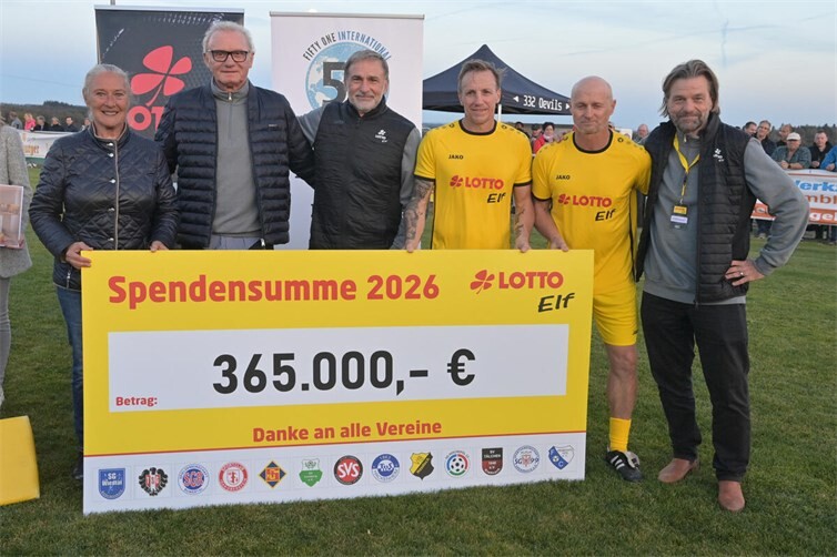 Stolze Bilanz zum Saisonabschluss in Demerath: Gemeinsam präsentierten die Verantwortlichen und Spieler der Lotto-Elf die Spendensumme von 365.000 Euro. Von links: Monika Sauer, Mitglied der Lotto-Gesellschafterversammlung, Lotto-Elf-Trainer Hans-Peter Briegel, Stefan Kuntz, die Lotto-Elf-Spieler Michael Thurk und Thomas Zampach sowie Lotto-Prokurist Dirk Martin. 