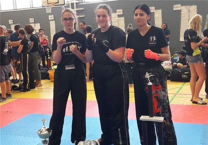 Stolze Boxerinnen nach der Siegerehrung.