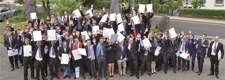 Stolze Dachdecker und Klempner: 94 neue Meister, darunter sechs Frauen. Pressefoto Seydel