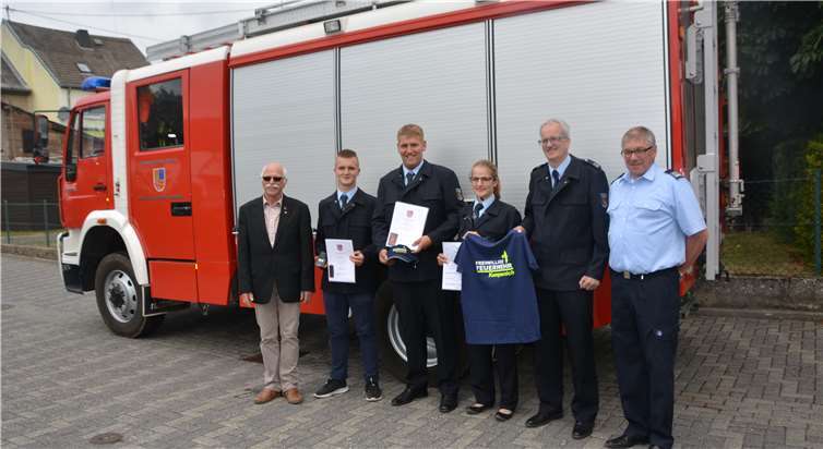Stolze Feuerwehrleute nach der Übergabe der Urkunden durch Richard Keuler (v.l.): Justin Schier, Christian Braun, Annika Schröer, Nils Schröer und Karl Oelsberg.