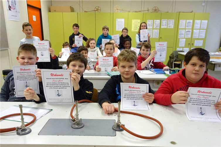 Stolze Führerschein-Inhaber. privat