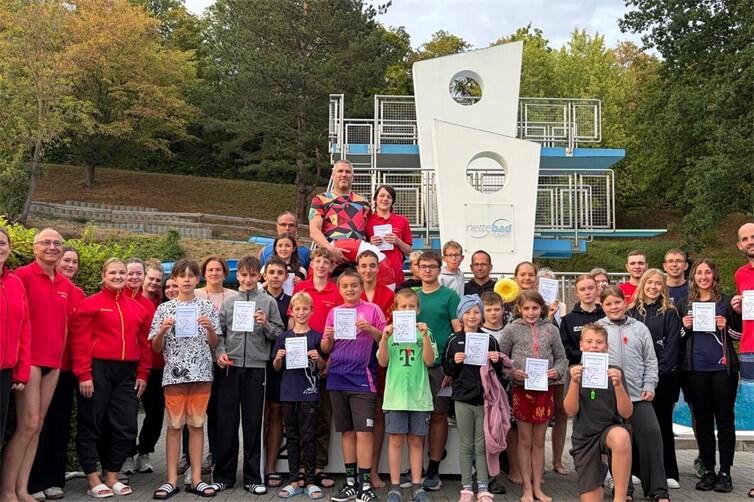 Stolze Gesichter bei den DLRG Sprint Open: Die Schwimmerinnen und Schwimmer präsentieren ihre Urkunden nach einem erfolgreichen Wettkampftag im Nettebad.