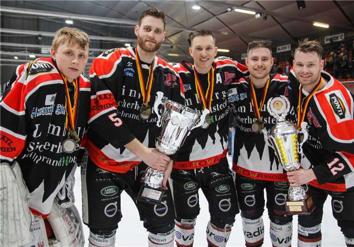 Stolze Gesichter bei der Pokalübergabe: (v.l.) Constantin Schönfelder, Kevin Schophuis, Matt Fischer, Nils Krämer und Joey Davies.