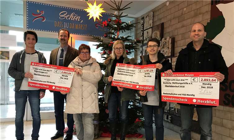 Stolze Gesichter bei der Scheckübergabe an die Hilfsorganisationen.privat