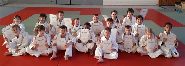 Stolze Gesichter bei der erfolgreich bestandenen Gürtelprüfung des SV Urmitz.Foto: privat