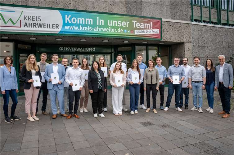 Stolze Gesichter beim Gruppenfoto vor dem Kreishaus in hrweiler. Foto: B. Risse / Kreisverwaltung Ahrweiler