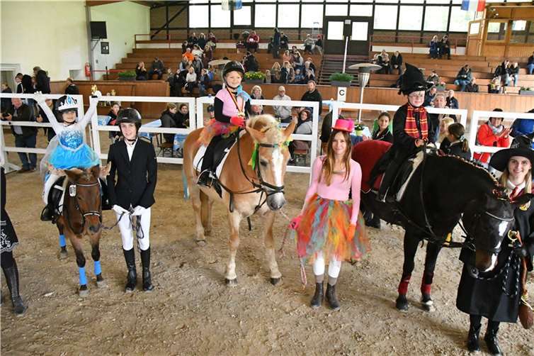 Stolze Gewinner beim Kostümreiten. Foto: Holger Kern