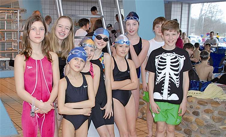 Stolze Gewinner (v.l.n.r.): Alina Friedrich, Caroline Nacke, Laurine Friedrich, Lara Maria Gilleßen, Lotte Nacke, Franziska Seifer, Julia Mahlberg, Moritz Banse und Sven Krauthäuser. privat