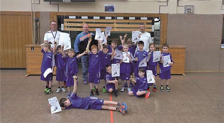 Stolze Handball Kids des SV Urmitz mit Urkunde und Pokal und ihren Trainern. Privat