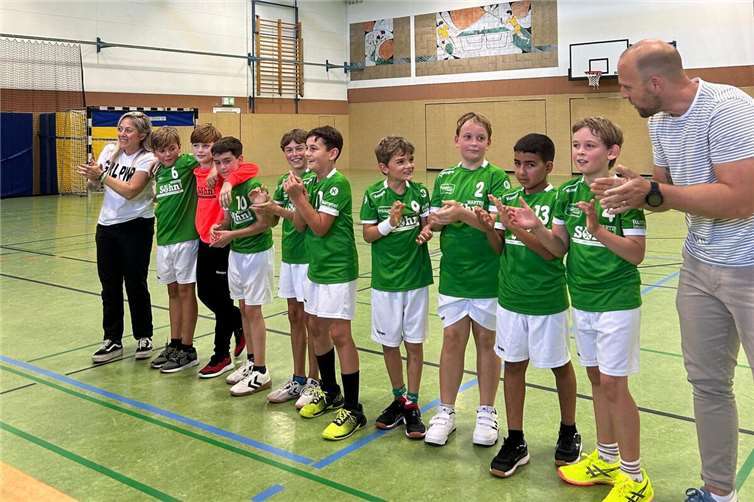 Stolze Handballer feiern sich.  Foto: privat