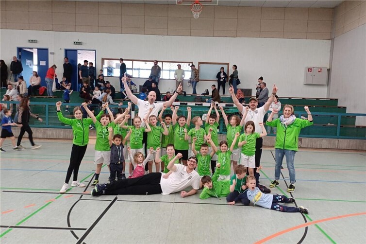 Stolze Kinder nach dem Turnier.