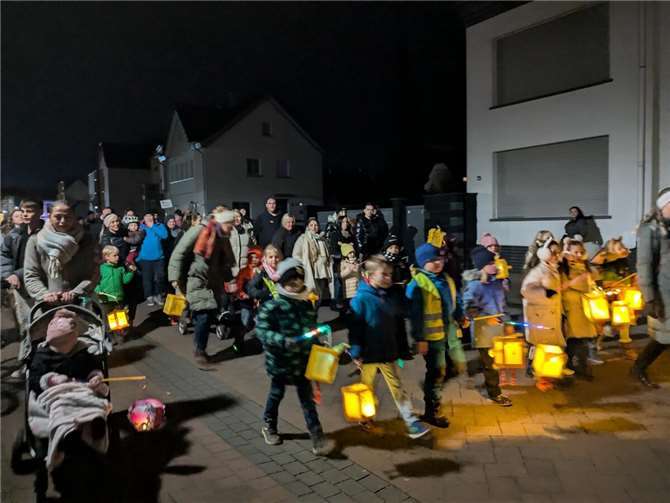 Stolze Laternenträger beim Umzug