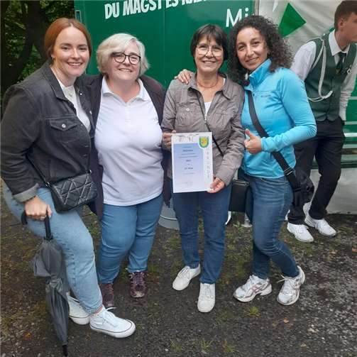 Stolze MGVrauen präsentieren ihre Urkunde für den 27. Platz bei der Stadtmeisterschaft