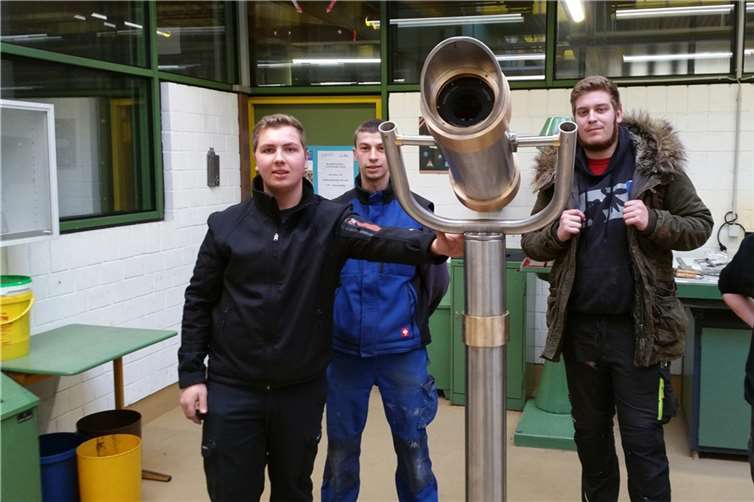 Stolze Schüler am Teleskop.