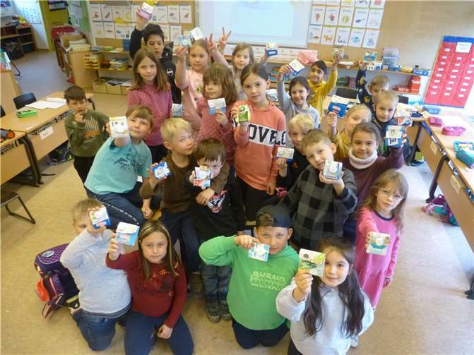 Stolze SchülerInnen der Klasse 2 mit ihrem gebastelten Werk.  Foto: privat