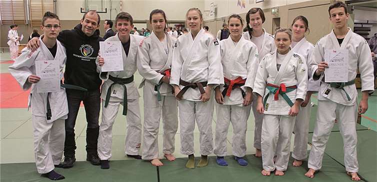 Stolze Sieger: Gruppenfoto des Linzer Judoka mit ihren Siegesurkunden. privat