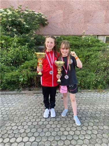 Stolze SiegerinnenLiv Bender und Luisa Riehl.