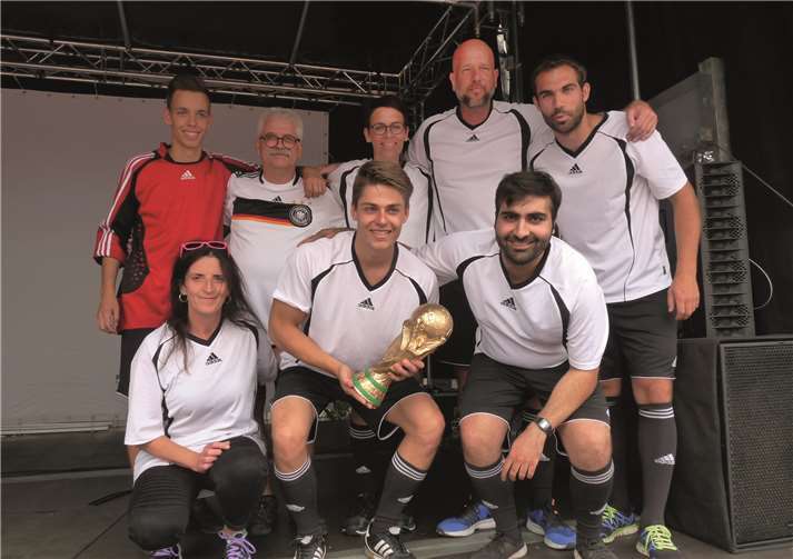 Stolze Siegermannschaft beim Menschen-Kicker-Turnier waren die Grundschul-Ranger. FRE