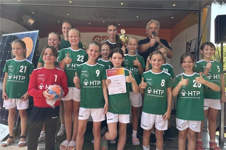 Stolze Spielerinnen bei der Siegerehrung