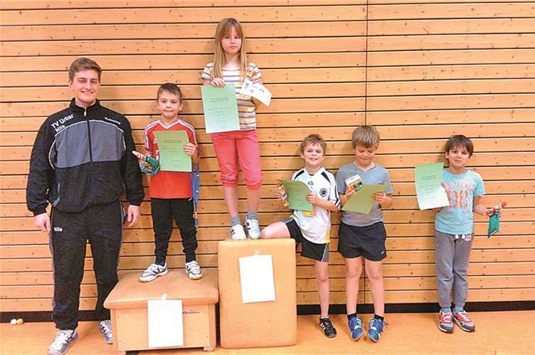 Stolze Urkundenträger beweisen, wie gut Turnverein und Grundschule in Urbar zusammenarbeiten. privat