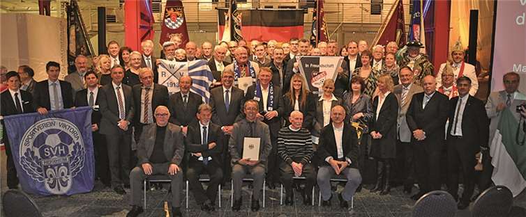 Stolze Vereinsvertreter mit altehrwürdigen Fahnen: Das Abschlussbild bei der Feierstunde zur Verleihung der Sportplakette des Bundespräsidenten in Mainz.privat